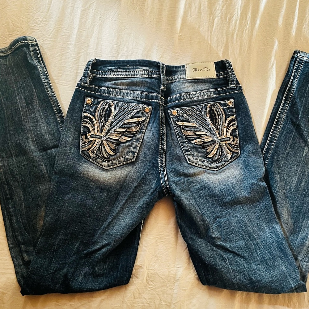 Miss Me size 26 ~ inseam 32 ~good shape plenty of wear left . None smoking home